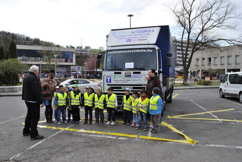 Holttér-szimulációs bemutató gyerekeknek