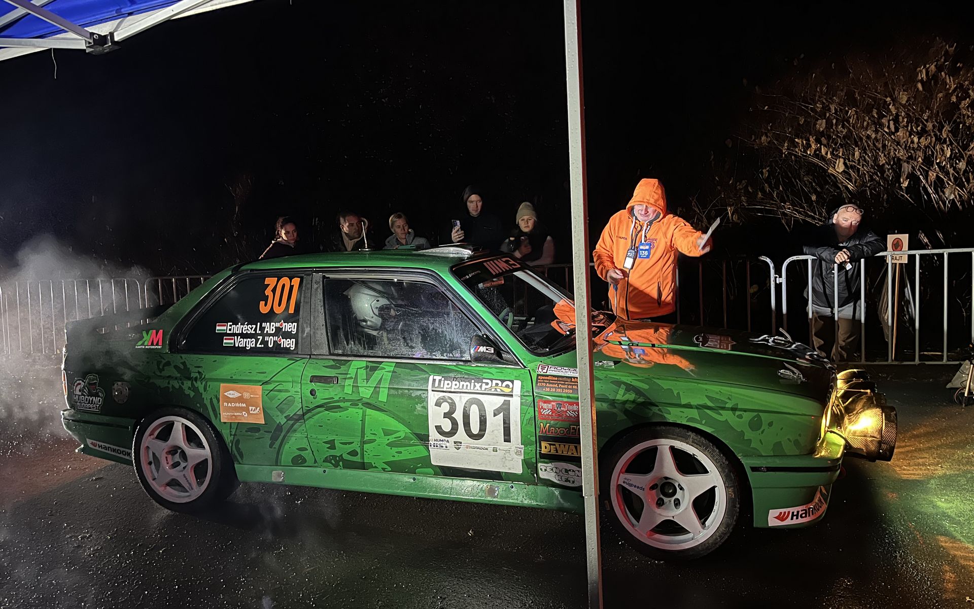 Versenyautó a pályán